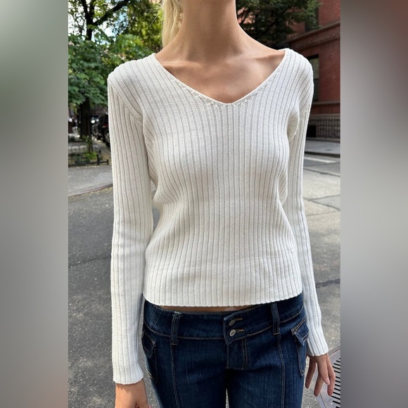 Brandy Melville Ribbed V Neck Sweater Top One Size - Picture 1 of 3